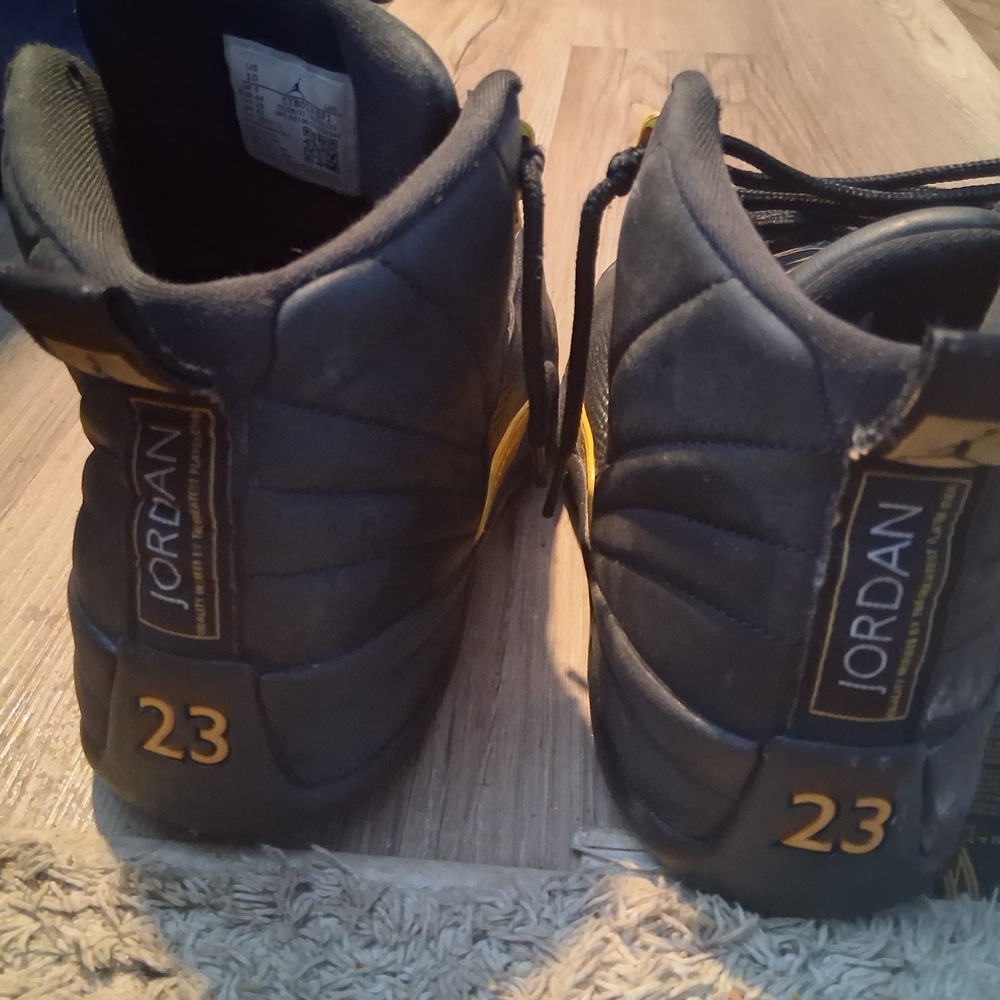 Jordan Men's Black and Gold Sneakers